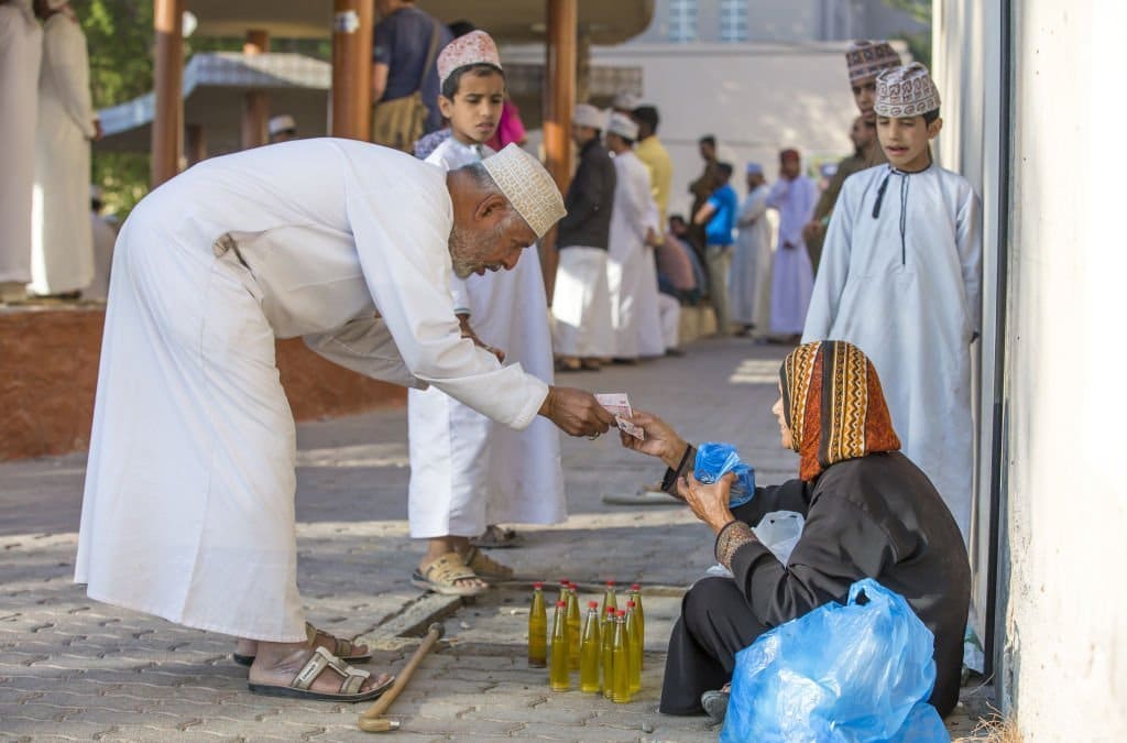 kauft anti-aging Moringa-Öl auf dem Markt von einer Frau