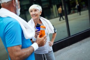 Gesundes Altern: Aktives Seniorenpaar, das sich gesund sportlich betätigt um gesund zu Altern
