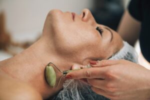Anti-Aging Hals Falten Massage Falten am Hals - wie sie entstehen und wie Sie sie wieder loswerden