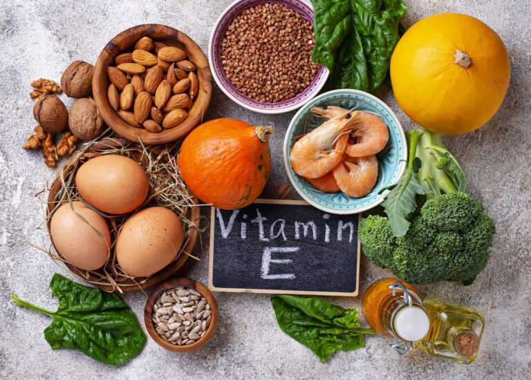 Vitamin E enthält starke Antioxidantien, die über die Nahrung aufgenommen werden können. Nahrungsmittel wie Brokkoli, Mandeln, Brombeeren, Bananen, Äpfel, Kiwis, Sonnenblumenkerne, Erdnüsse, Paranüsse, Pinienkerne, Avocados, Spinat und grünes Blattgemüse sind reiche Quellen für Vitamin E.