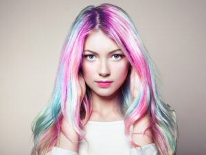 Rainbow Haare mit Haarkreide färben
