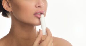 Rissige Lippen: 5 Hausmittel, um rissige und spröde Lippen auf natürliche Weise zu behandeln.