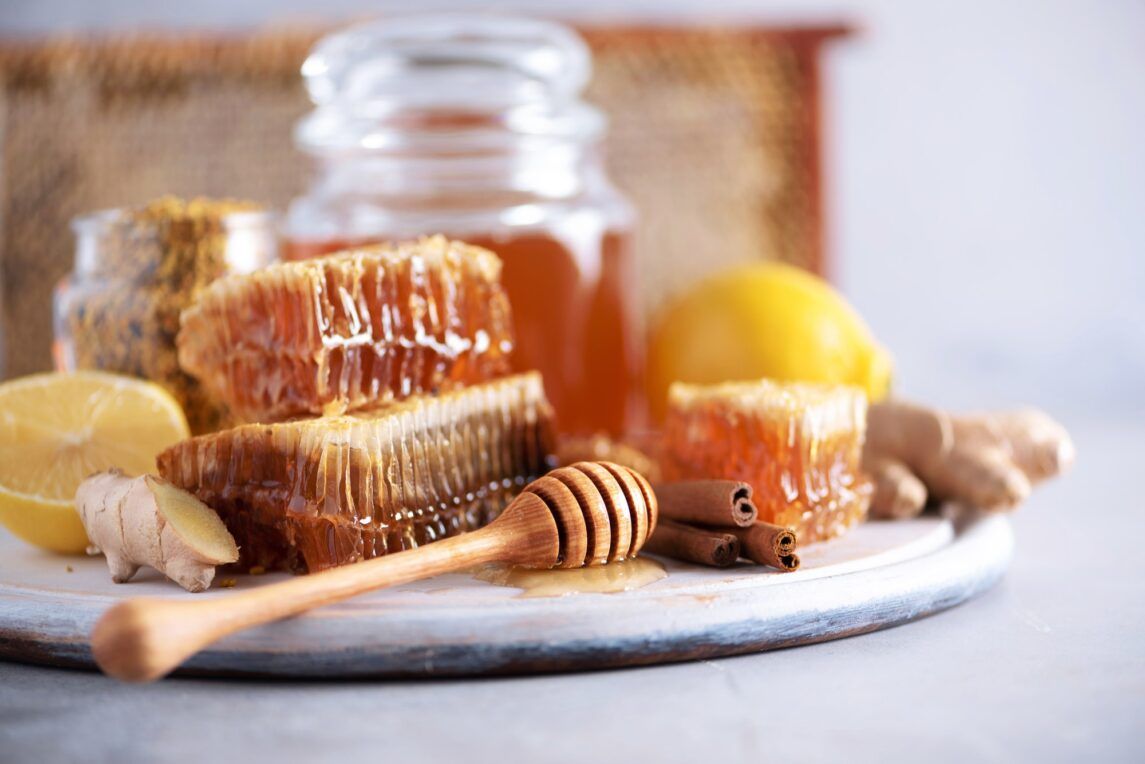 Natürlicher Honig für zarte und jung aussehende Hände - 10 Anti-Aging-Tipps für Ihre Hände