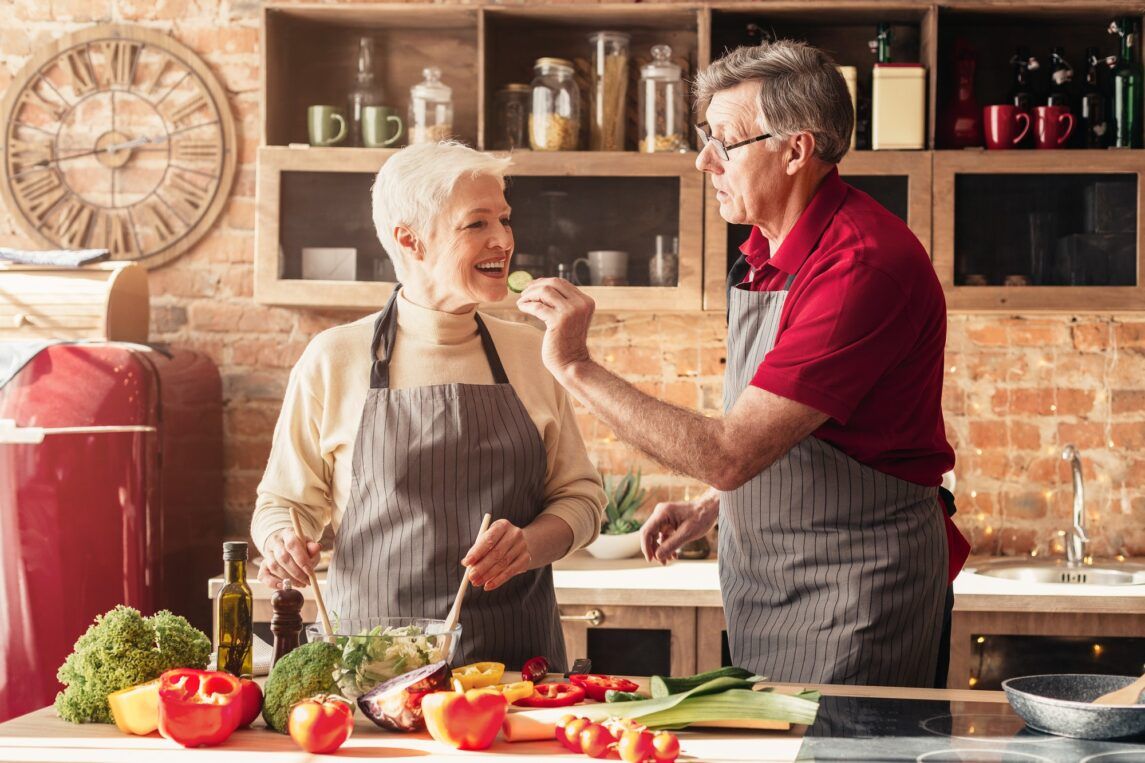 Gesundes Altern: Romantisches altes Ehepaar kocht gemeinsames ein gesundes Essen.