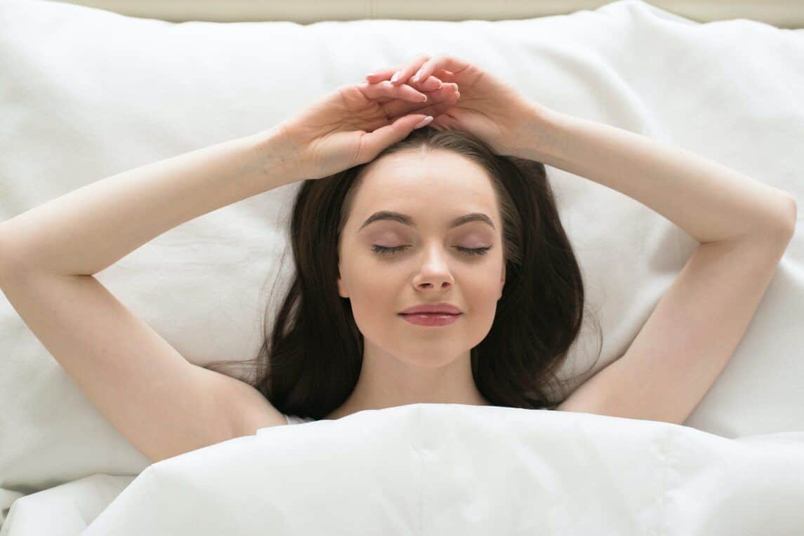 Tipp zur Pflege Ihres Dekolleté: Das Schlafen auf der Seite kann auch Brustfalten und einen Hängeeffekt beschleunigen